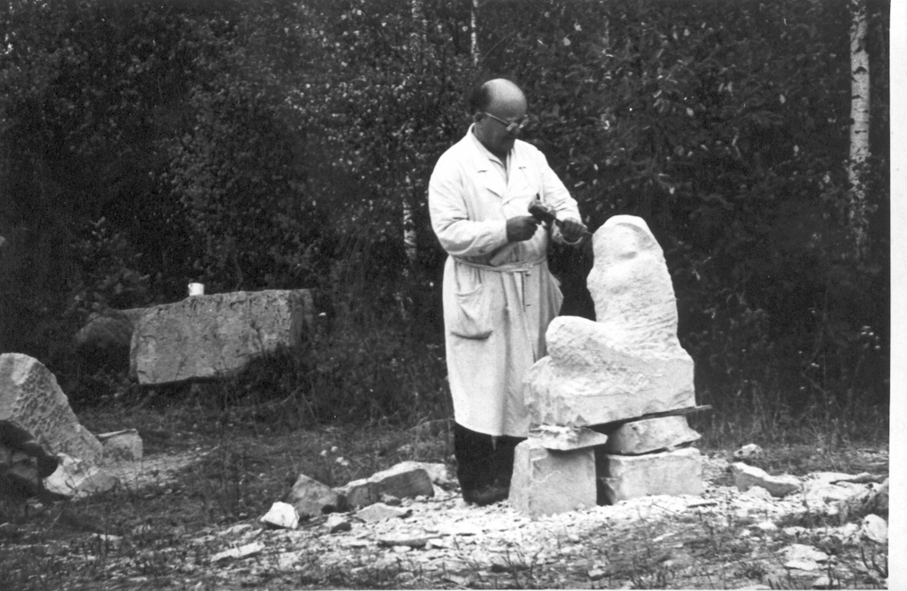 Foto. Paul Horma  Saaremaal modelleerimas dolomiidist skulptuuri Puhkus. 1960- nd a.