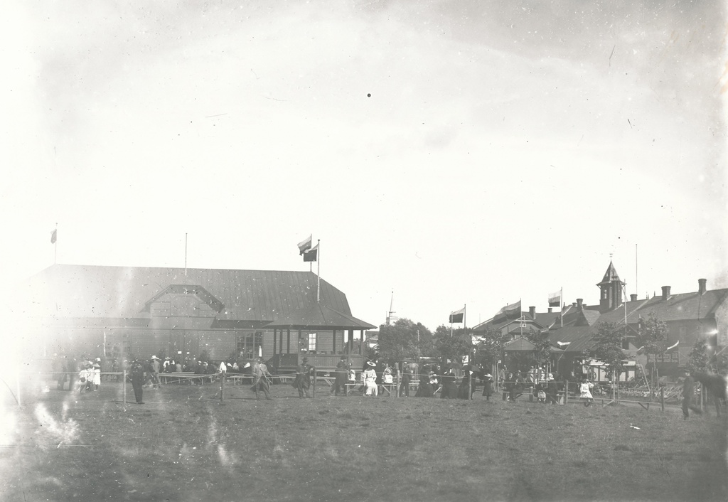 Foto. Näituseväljak ja sellest tagapool asetsevad hooned.