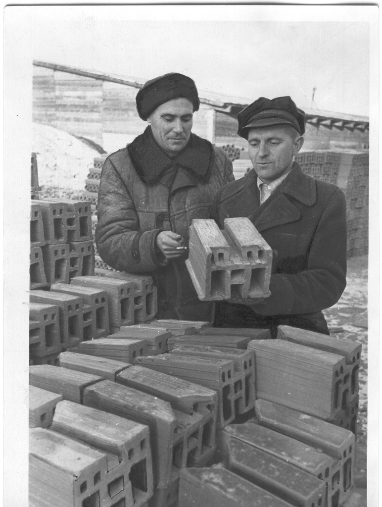 Foto. Tellisetehase "Võru Kivi" peainsener L. Trumm ja tsehhiülem E. Püvi vaatamas laeplokke "Standart" 1953.a. detsembris.