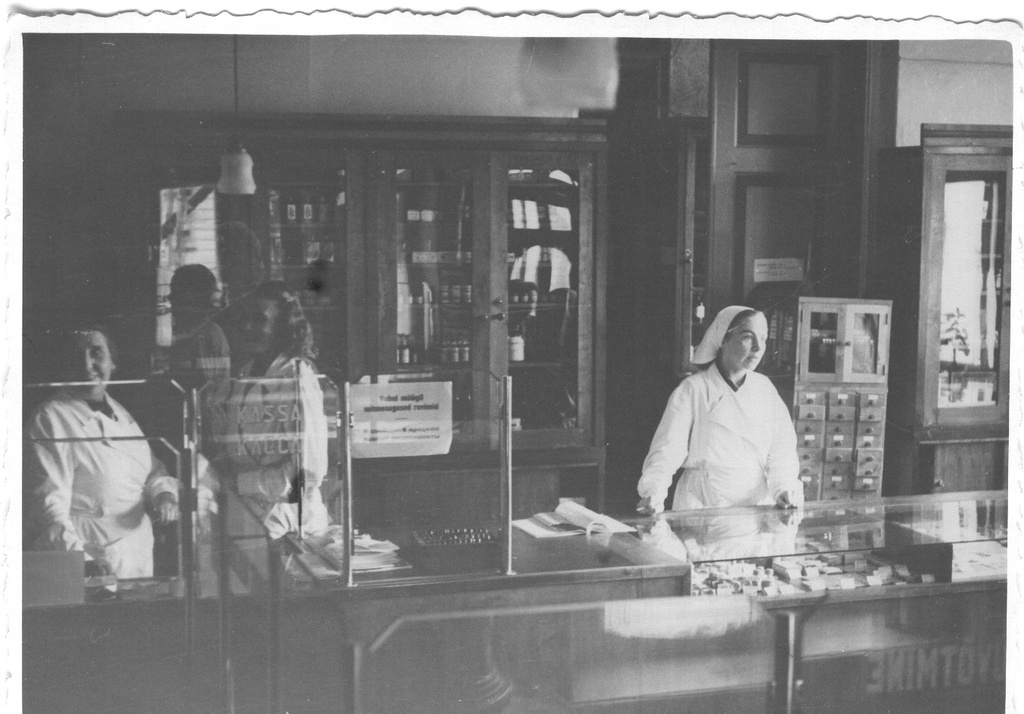 Foto. Vaade Võru apteegi müügisaali 1954.a.