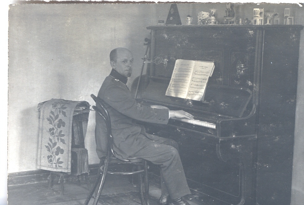 Foto.  Eduard Tamm mängimas klaverit  1924.a. Võrus