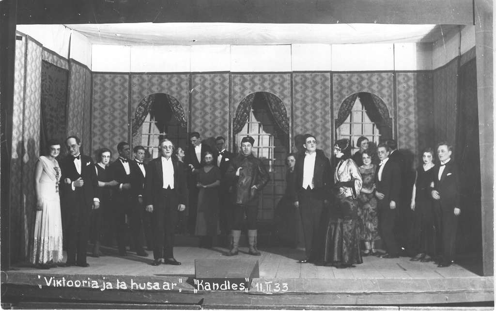 Foto. Stseen "Kandle" teatri lavastusest "Viktooria ja ta husaar"  Kandle seltsimajas.
