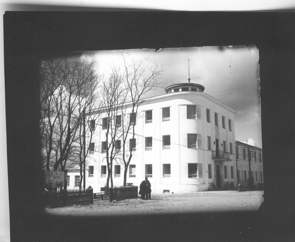 Foto. Võru linna vaade. Hoone Jüri ja Katariina tänavate nurgal.Võru Maavalitsuse hoone.