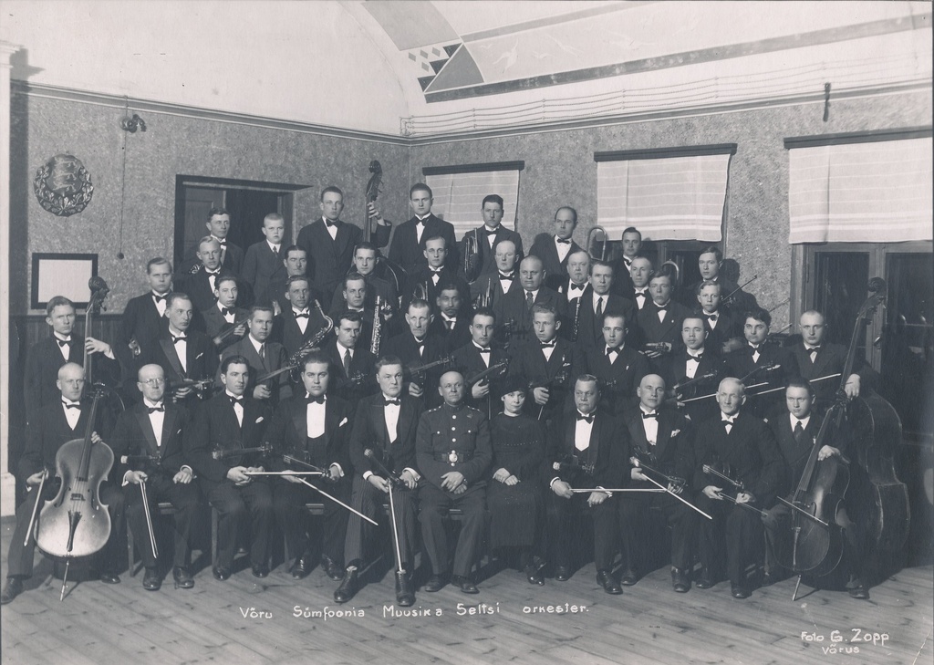 Foto. Võru Sümfoonia Muusika Seltsi sümfooniaorkester 1934.aastal  Võru II algkooli saalis.
