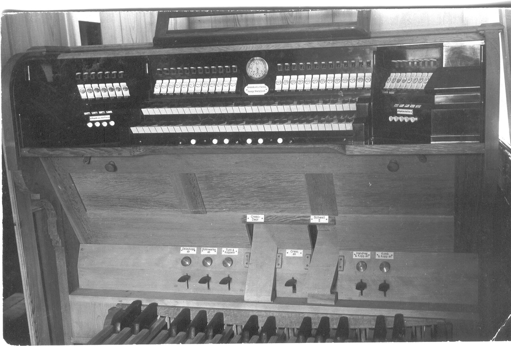 Foto. Rõuge kiriku oreli pult 1930.a. valmistatud vendade Kriisade poolt.