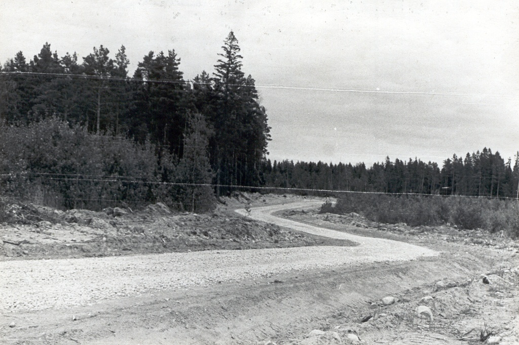 Foto. Võru Metsakombinaat.Stabiliseeritud pinnasest metaväljaveo tee.