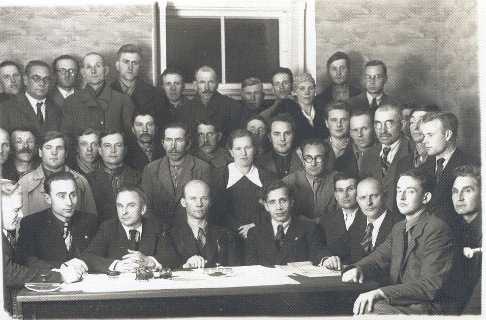 Foto. Maakonnakomitee koosolek Räpinas 14.okt. 1940.a. seoses maareformi teostamisega.