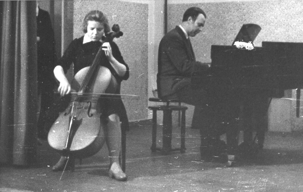 Foto. Võru Laste Muusikakoolis. Õpetaja H. Juurikas klaveril ja õpilane Lea Ader tsellol.