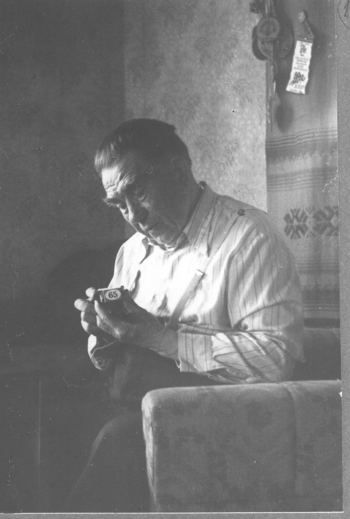 Fotoalbum. Albert Ivask kodus 1980.a. uut fotofilmi valimas.