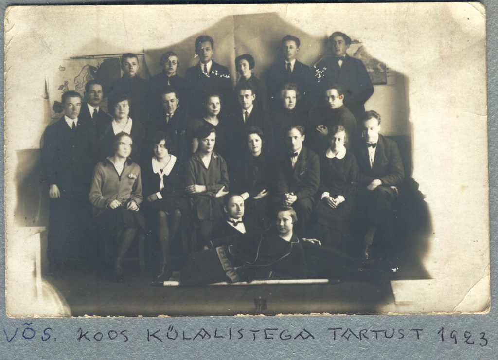 Fotoalbum. VÕS õpilased koos külalistega Tartust kooli geograafia klassis 1923.a.