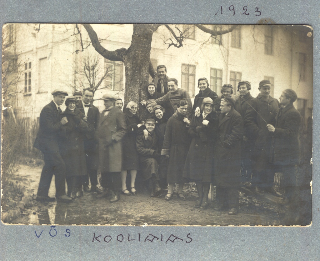 Fotoalbum. VÕS õpilased kooliaias 1923.a.