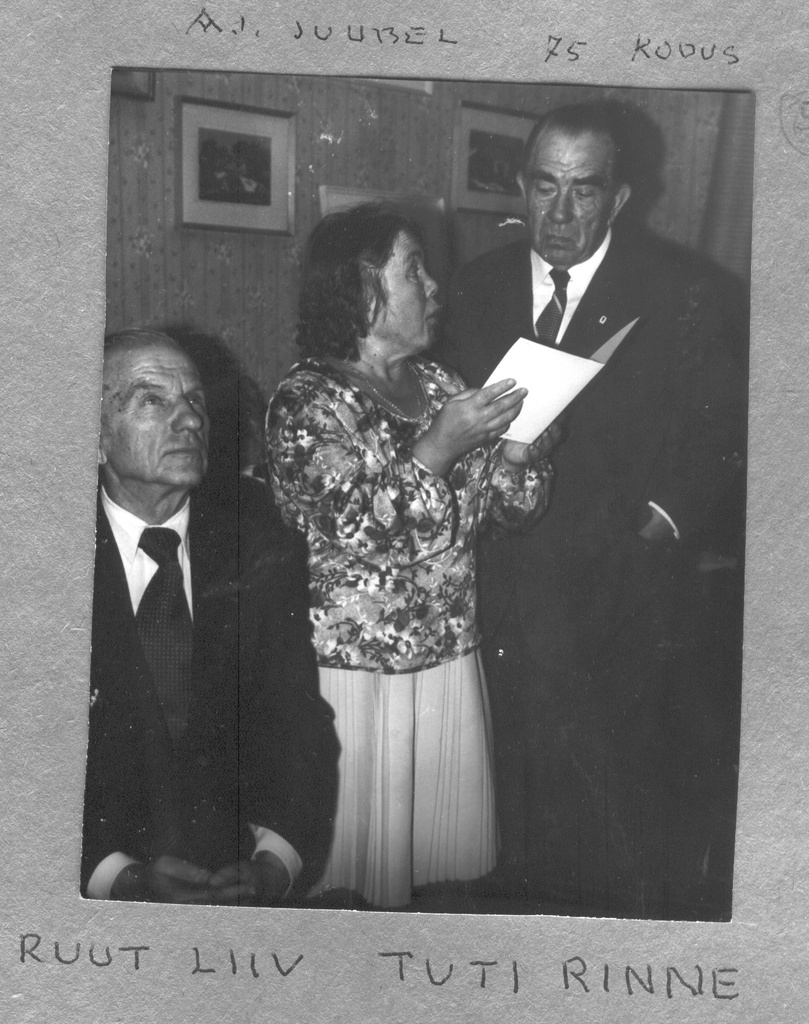 Fotoalbum. Ivask, Alberti  75. sünnipäev kodus 1981.a. septembris, vestlushoos Ruut Liiv, ajakirjanik Leili (Tuti) Rinne ja Albert Ivask.
