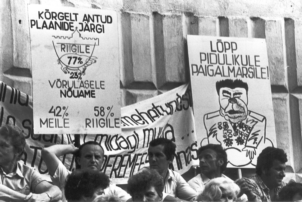 Foto. 14.juulil 1988.a. Rahvarinde kõnekoosolek Kubijal ,vaade plakatitele.