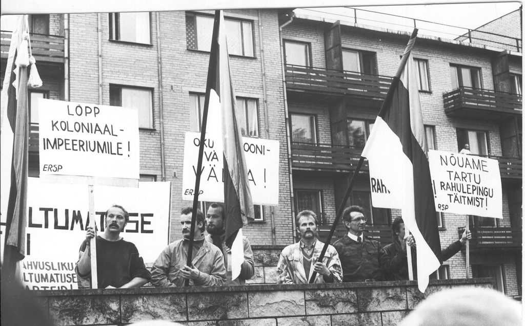 Foto. 23.augustil 1988a. VSK miiting Võru Punaste küttide väljakul ,vaade tribüünile