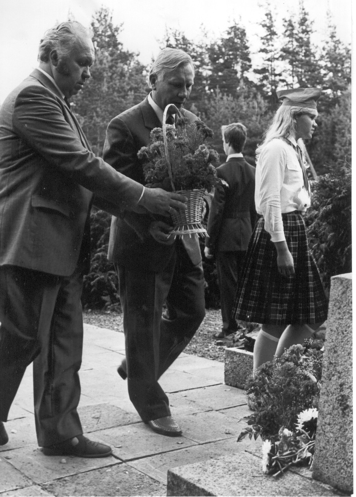 Foto. Elmar Tiit ja Aare Männiste asetavad lillekorvi langenute ausamba jalamile Võru vennaskalmistul 11.augustil 1984.a.