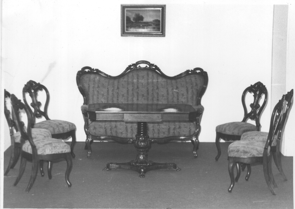 Foto. Vaade näitusesaalis eksponeeritavatele biidermeier stiilis  toolidele, diivanile ja lauale 23.augustil 1985.a.