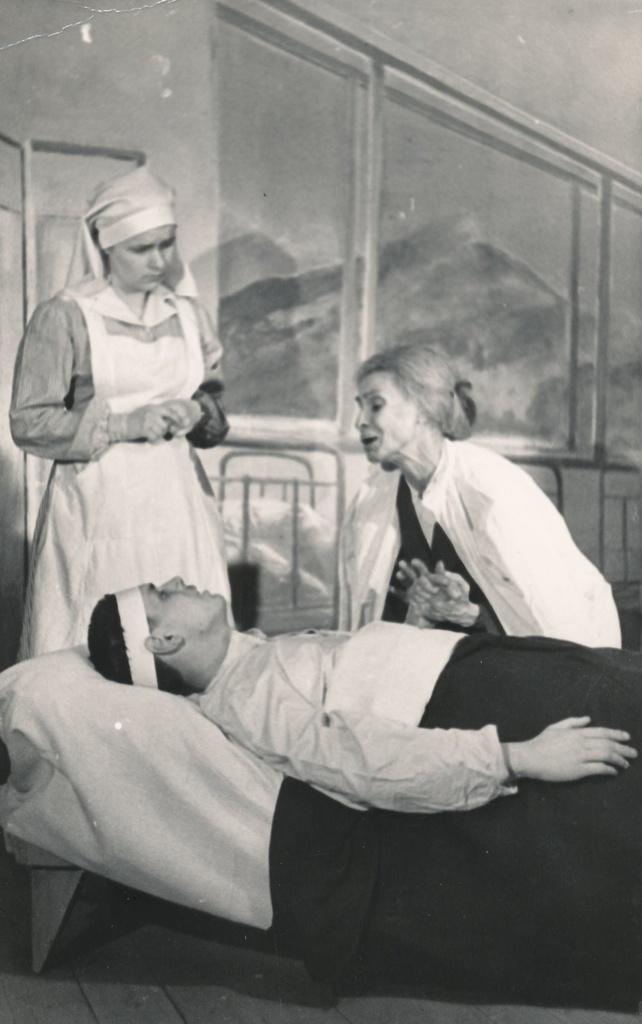 Foto. Stseen E. Ranneti näidendist "Kadunud poeg" Võru Rahvateatris 1961.a. 
Kai Leete ja Aksel Asi.