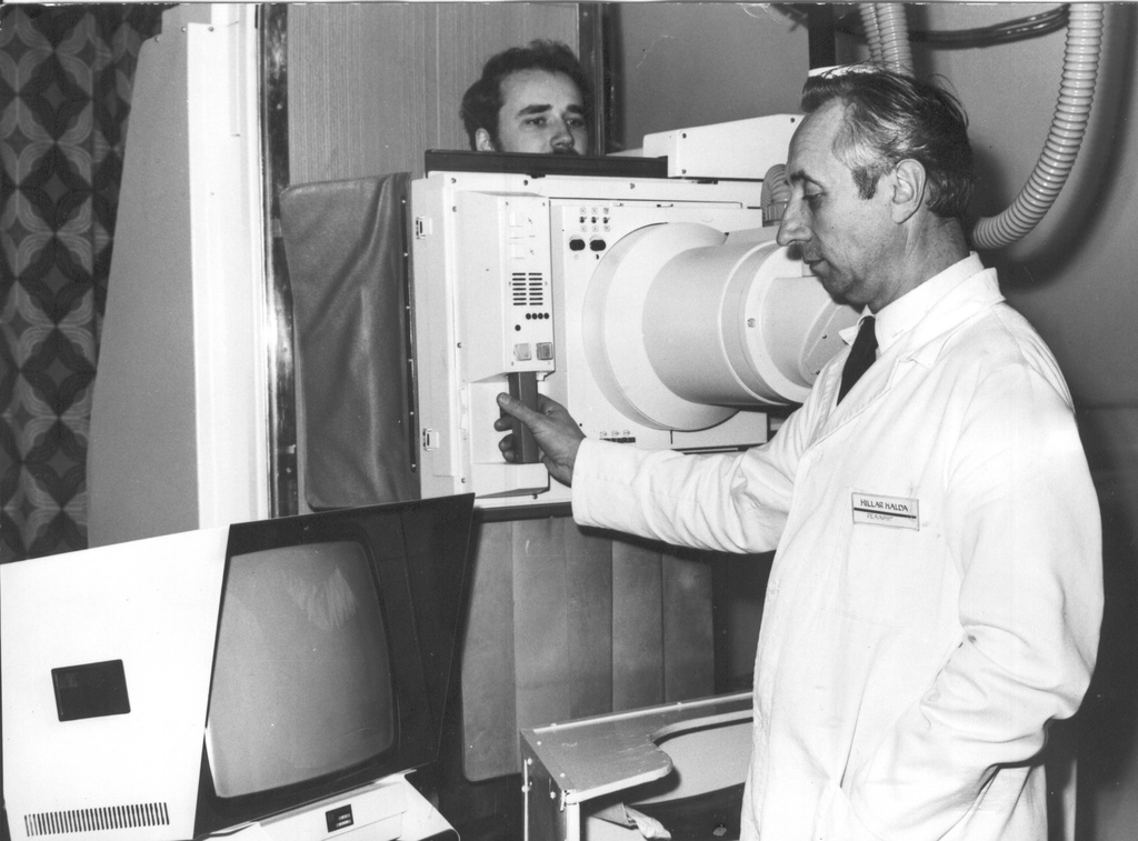 Foto. Kalda, Hillar , Eesti NSV teeneline arst 1973.a., Võru Rajooni Keskhaigla peaarst, röntgeniaparaadiga haiget uurimas 1983.a.
