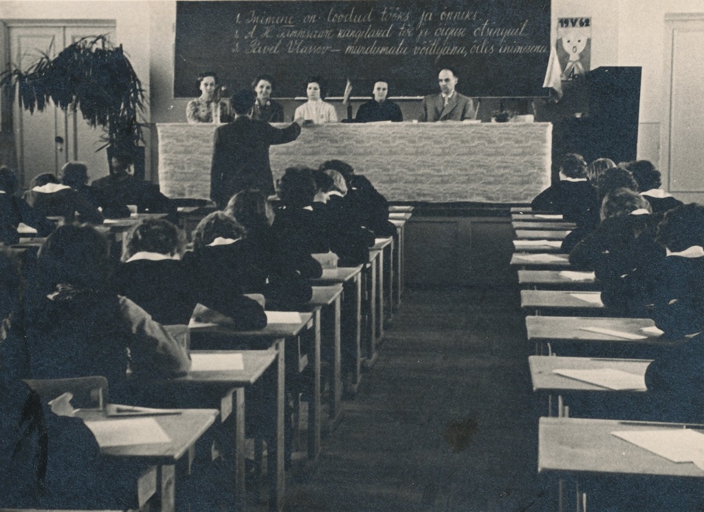 Foto. Eesti keele kirjalik küpsuseksam Võru I Keskkoolis 1962.a.