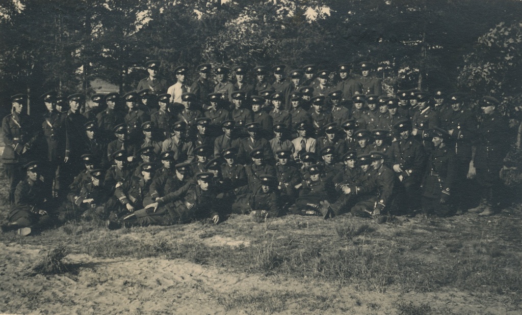 Foto.Reservohvitserid 7. rügemendi Lõunalaagris Petseri jaama lähedal 1939.a.