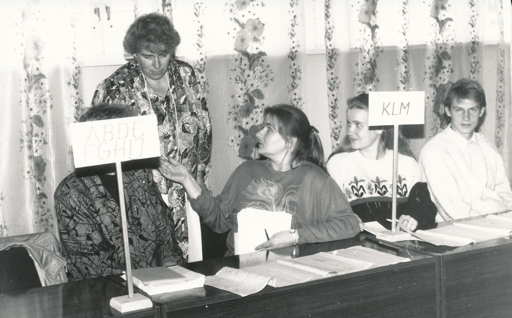 Foto. Eesti Vabariigi Riigikogu ja presidendi valimise valimiskomisjoni liikmed Võru I Keskkooli sööklas 20. septembril 1992.a.