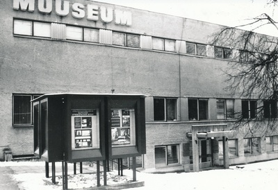 Foto. Vaade Võru Koduloomuuseumi hoonele Kreutzwaldi tänavalt detsembris 1993.a.  similar photo