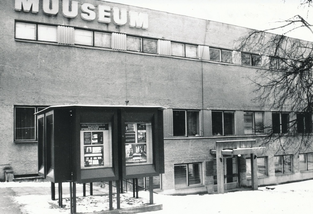 Foto. Vaade Võru Koduloomuuseumi hoonele Kreutzwaldi tänavalt detsembris 1993.a.