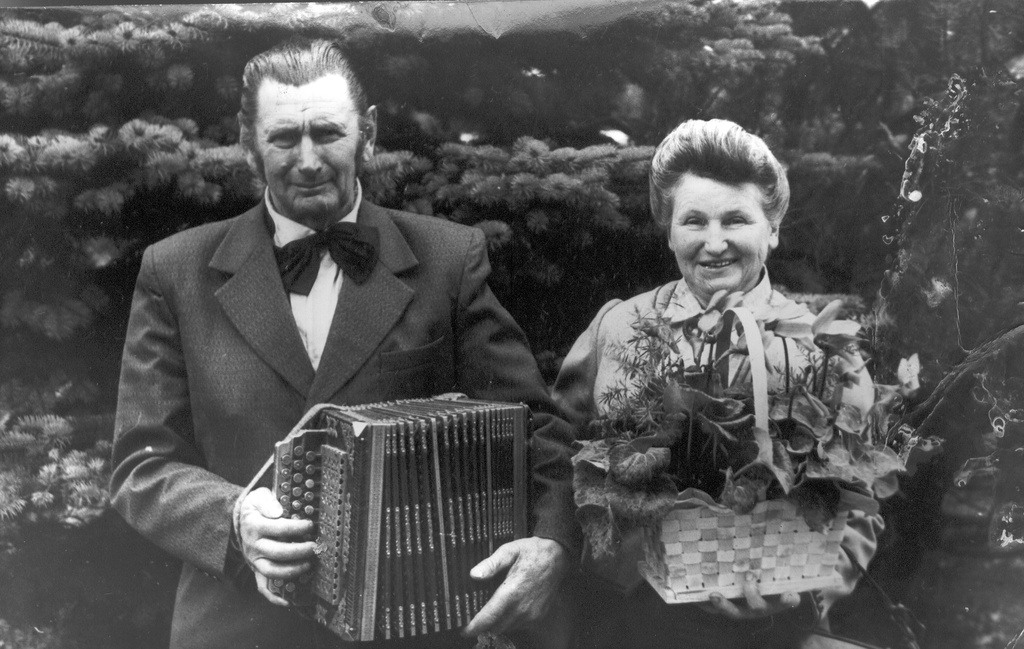 Foto. Endel Pettai koos abikaasa Melaniega oma 60. juubeli ajal Pärnus 1985.a. novembris koos Teppo lõõtsaga.