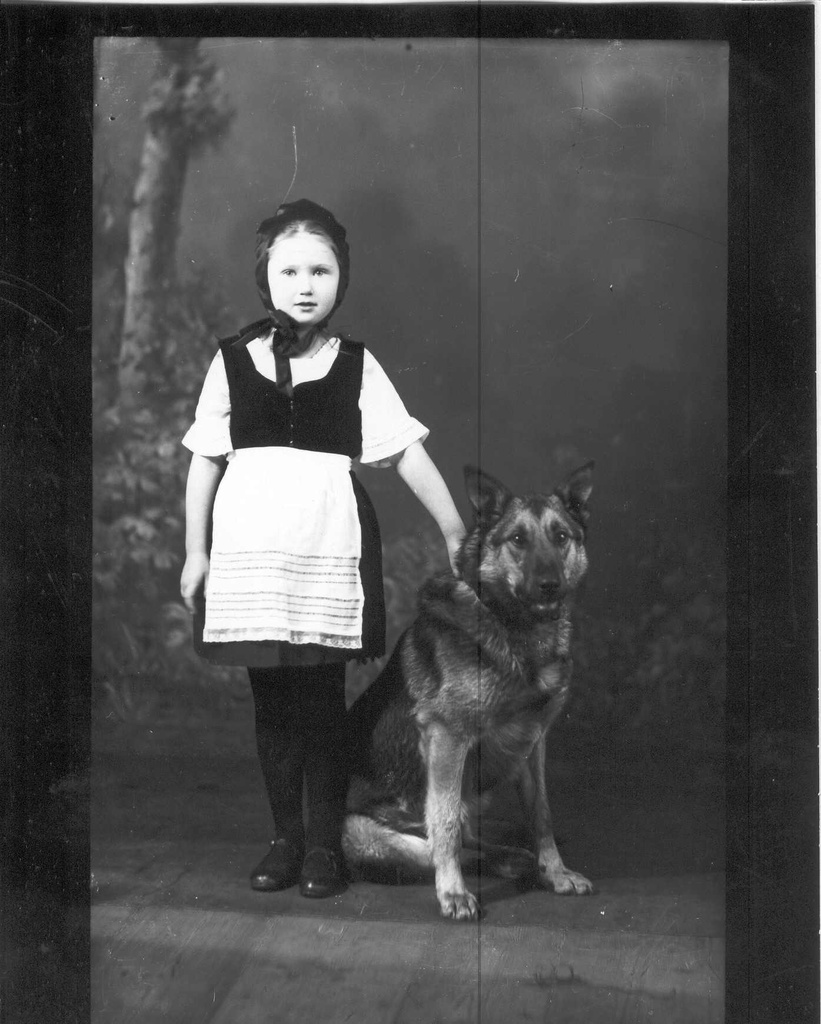 Foto. Beick, Sigrid  koeraga 1930.aastail.