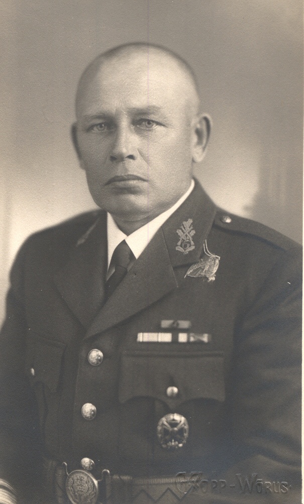 Foto. Ingermaa (Ingermann), Hans Hendriku poeg sõjaväelasena 1938.a paraadvormis. Gustav Zopp`i foto
(Hirvlaane Hans.).
