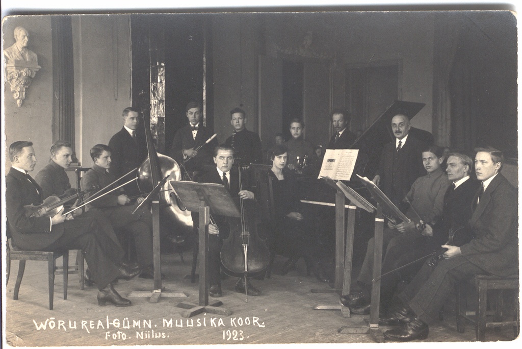 Foto. Võru reaalgümnaasiumi muusikakoor 1923.a. Keskel tšelloga Aksel Kriisa.