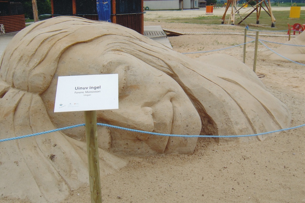 Foto "Liivaskulptuur Uinuv ingel.autor Frenc Monostori Ungarist." juulis 2008.a.