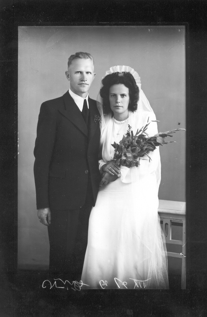 Foto.Noorpaar Senni ja Karl Niilo pulmapilt augustist 1947.a.