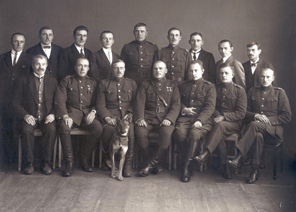 Foto. Grupp 7. rügemendi sõjaväelasi ja eraisikuid 1924-1930.aastail .Nende seas II liigi 3.järgu Vabadusristi kavalerid Johannes Neifeld ja Otto Nurmberg.