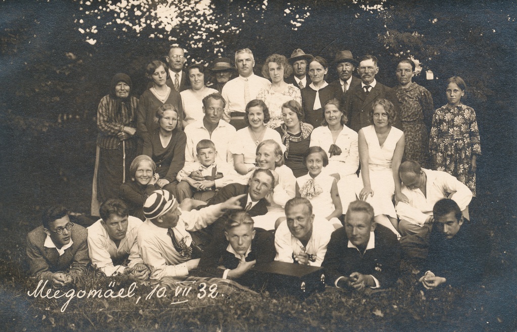 Foto.  Milda Raudsepa   leeripäeval 10. juulil 1932.a. Meegomäel Raudsepa talus kodumaja ees.