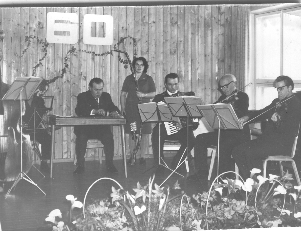 Foto.Teeninduskombinaat "Tamula" rahvapilliansambel  esinemas t/k "Tamula" direktor  Artur  Murro 60. sünnipäeval 4 veebruaril 1976.a.