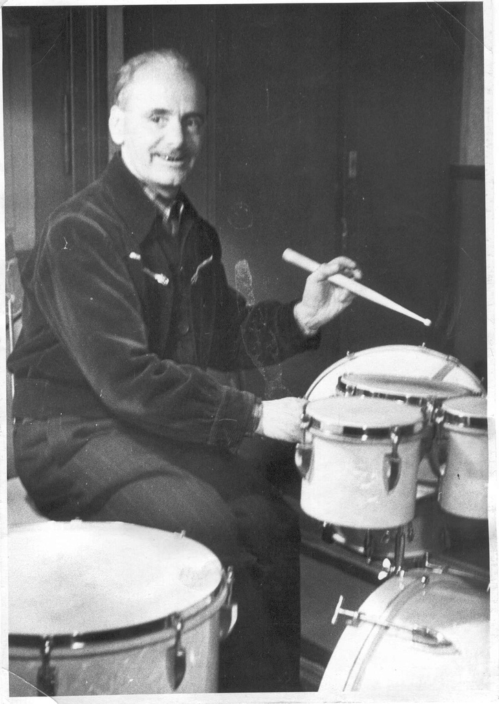 Foto. Dimitri Helind 1961.a. Võru Pioneeride Majas trumme mängimas.