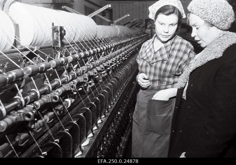 Sindi Töölisnoorte Keskkooli õpetaja Armilda Paistu külastamas oma õpilast ketrajat Luule Reinsalu tema töökohas.