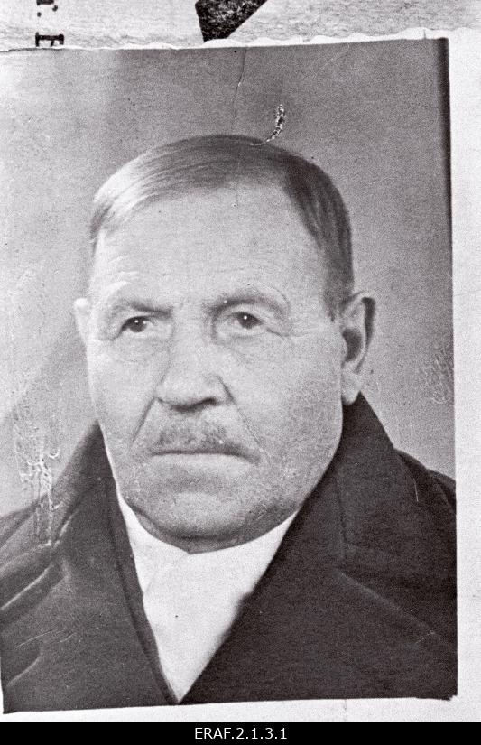 Miil, Jüri - osales töölisliikumises Sindis alates 1905.a., hiljem kuulus Eesti Sotsiaaldemokraatlikku Tööliste Parteisse.