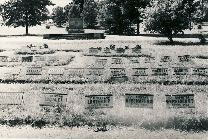 Loksa, Brotherhoods with memorials for those who have fallen from Soviet power