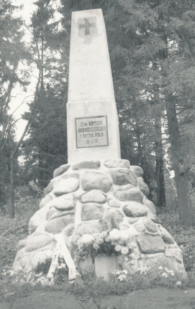 Foto. Monument Vabadussõjas võidelnud 1. Ratsapolgule Suure Munamäe jalamil 1989.a. oktoobris