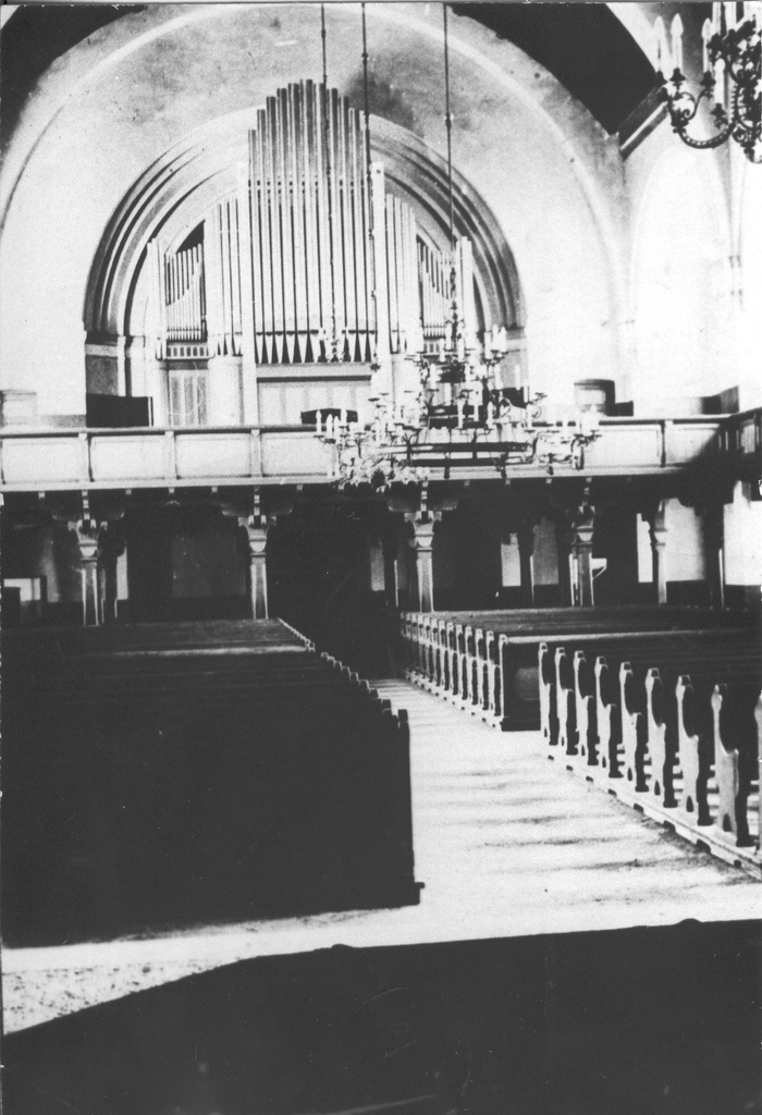 Foto. Rapla kiriku orel, mille prospekti autor on Rufolf Kriisa  1938.a.