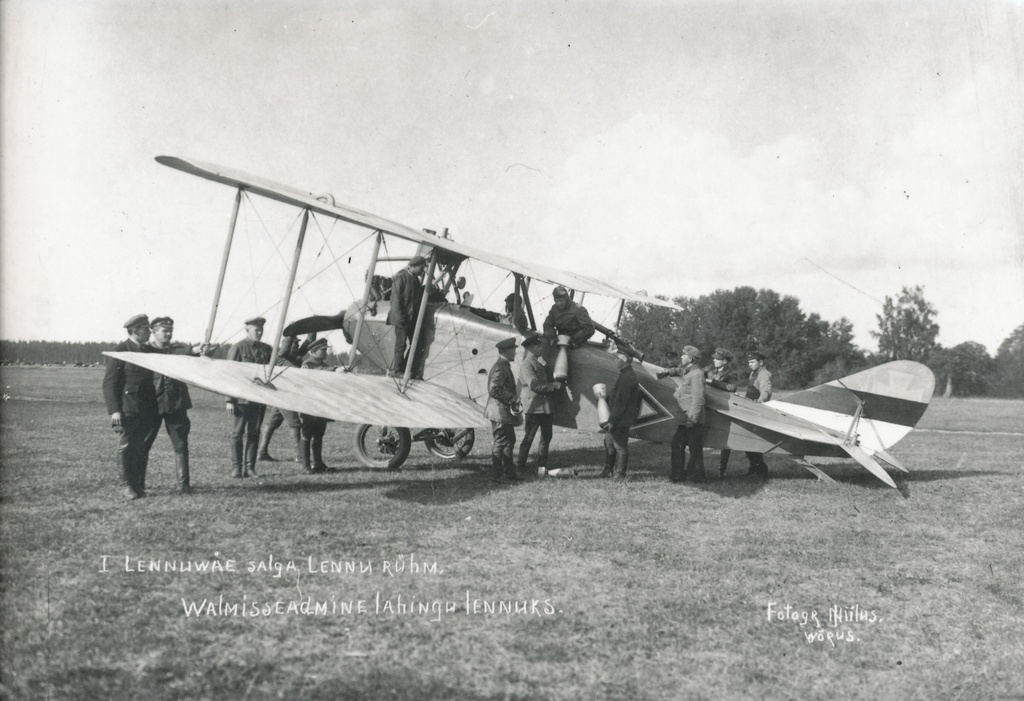 Foto. 1. lennuväesalga lennurühm lahingulennuks valmistumas 1919.a. Jaan Niiluse foto.