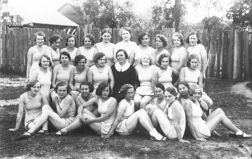 Foto. Võru Ühisgümnaasiumi õpilasi võimlemispeol 1930. aastatel