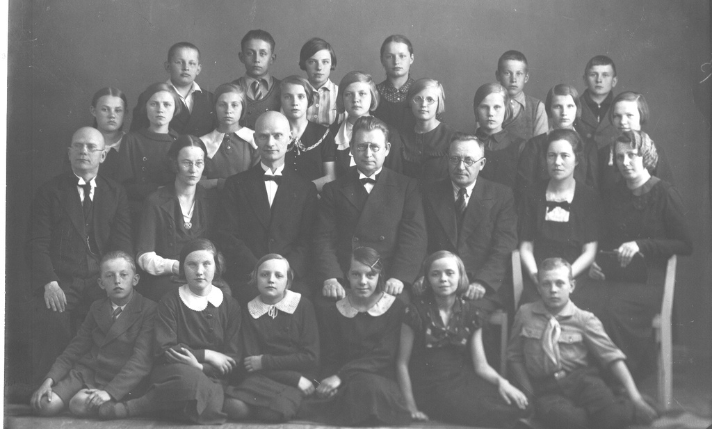 Foto. Võru II Algkooli õpilased ja õpetajad 1930. aastatel.