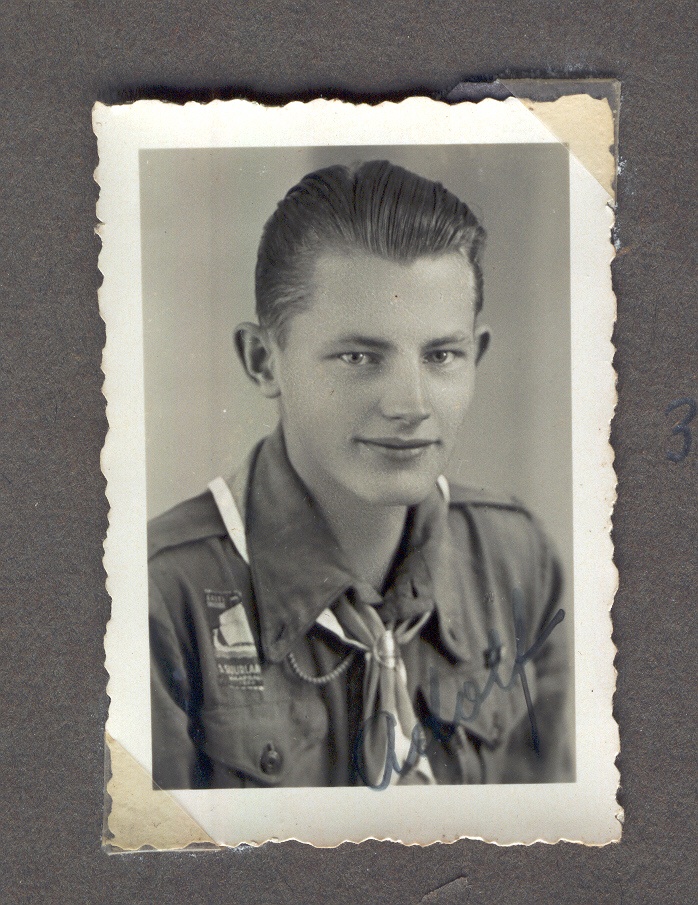 Fotoalbum Võru Ühisgümnaasiumi õpilastest.Adolf Müürsepp skaudina 1937.aastal.