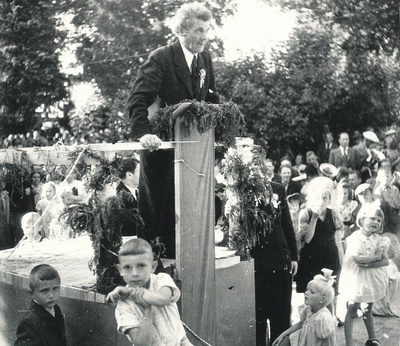 Foto. Võru esimene maakondlik laulupäev pärast II maailmasõda 23.juunil 1946.a. Kandle aias. Kõneleb laulupeo üldjuht Juhan Simm  similar photo