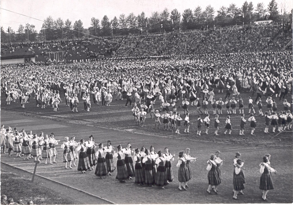 Foto. 1965.a. üldlaulupidu, rahvakunstiõhtu.