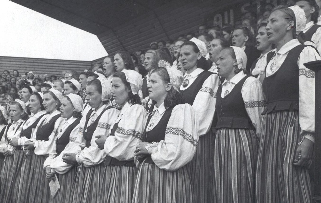 Foto. Ühendatud naiskoorid Võru rajooni 2. laulupäeval Võru Kubijal.