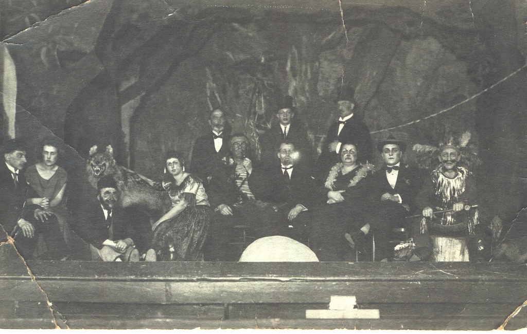 Foto. Kandle Seltsi teatri lavastuse "Kuldonu" tegelased.